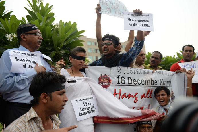 Indian youth protest outside the Saket Court Complex in New Delhi on September 13, 2013 (AFP Photo / Prakash Singh)