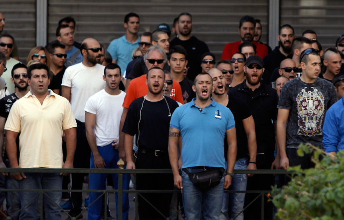 Supporters and members of extreme-right Golden Dawn party shout slogans outside the Greek police headquarters in Athens September 28, 2013 (Reuters / John Kolesidis)