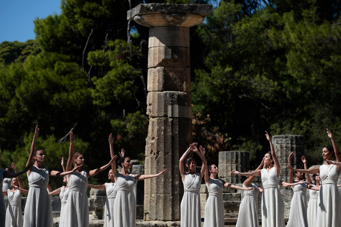 Greek actresses perform at the Temple of Hera on September 29, 2013 during the lighting ceremony of the Olympic flame in ancient Olympia (AFP Photo / Aris Messinis)