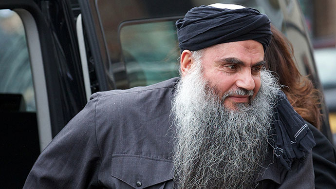 (FILES) A file picture taken on November 13, 2012, shows Terror suspect Abu Qatada arriving at his home in northwest London, after he was released from prison. (AFP Photo / Andrew Cowie)