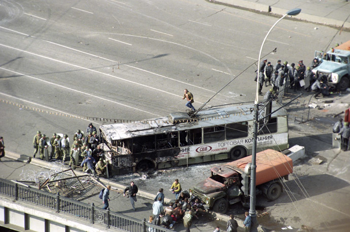 Shooting near the Government House during the 1993 Constitution Crisis. (RIA Novosti/Vladimir Rodionov)