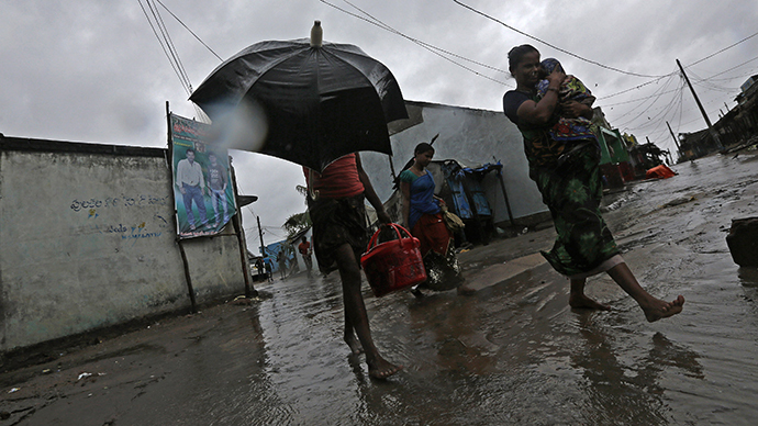'Red alert': Monster cyclone hits Indian coast, sends 550,000 fleeing
