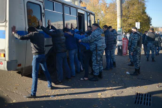 Police conducts mass detention during a raid at a vegetable warehouse in Zapadnoye Biryulyovo. (RIA Novosti/Grigoriy Sisoev)