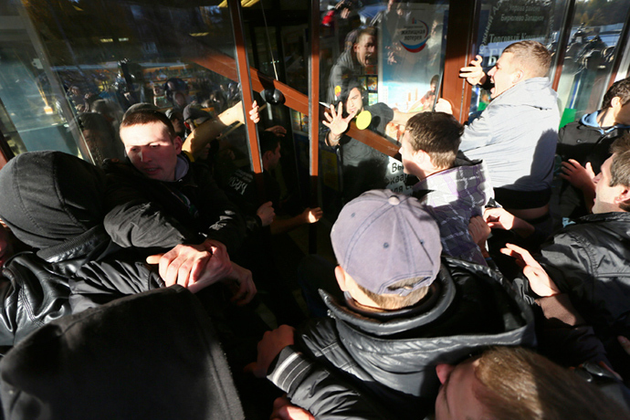Demonstrators attempt to break into a shopping centre in the Biryulyovo district of Moscow October 13, 2013 (Reuters / Mikhail Listopadov)