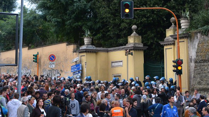 Protesters demonstrate as Catholic rebels try to hold the funeral of Nazi war criminal Erich Priebke in Albano Laziale near Rome on October 15, 2013. (AFP Photo / Vincenzo Pinto)