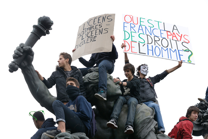 High school students demonstrates at the Nation square in Paris, on October 18, 2013, in protest against the deportation of foreign pupils following the high-profile eviction of a 15-year-old Roma girl (AFP Photo / Thomas Samson)