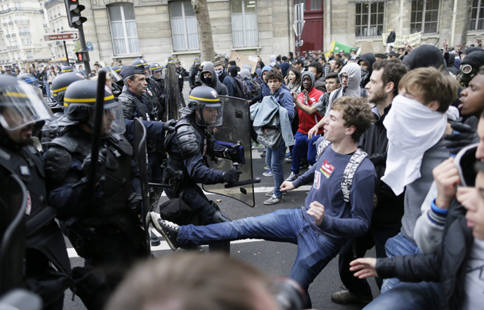 High school students fight against anti riot police officers during a demonstration in Paris, on October 18, 2013, in protest against the deportation of foreign pupils following the high-profile eviction of a 15-year-old Roma girl (AFP Photo / Kenzo Tribouillard)