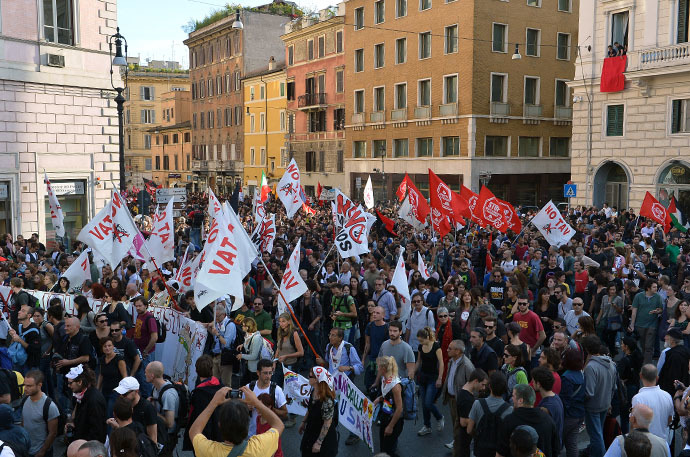 Thousands of people march during an anti-austerity protest on October 19, 2013 in Rome. (AFP Photo / Alberto Pizzoli)