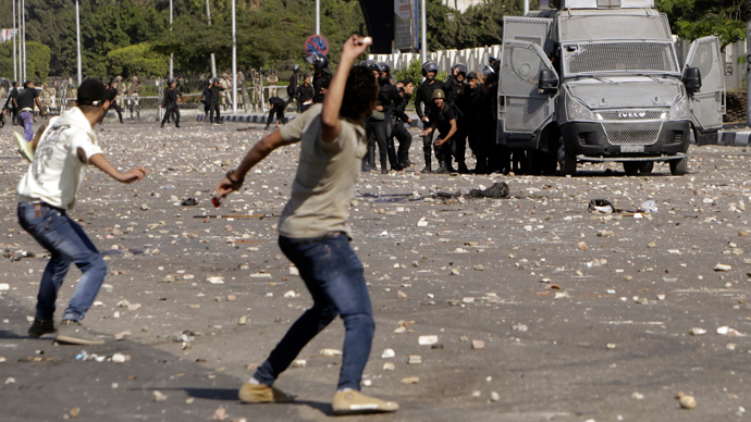 Egyptian police fire tear gas to disperse pro-Morsi student protesters (PHOTOS)
