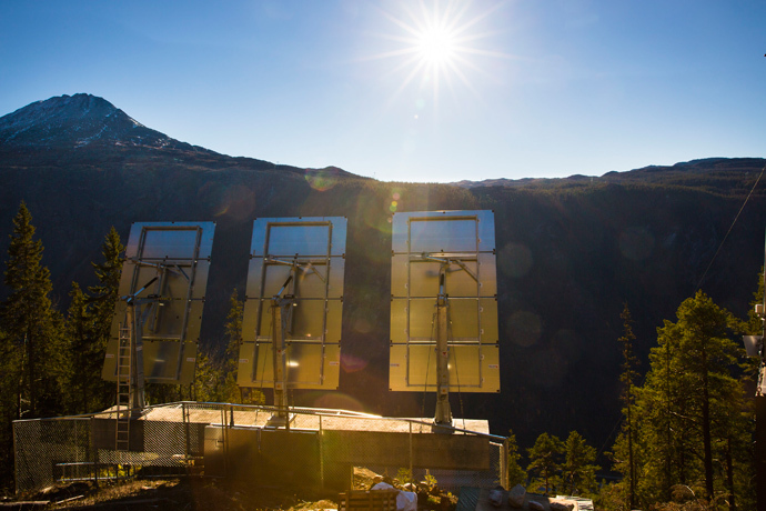 Giant mirrors erected on a mountainside reflect sunlight into the Norwegian industrial town of Rjukan (Reuters / Tore Meek / NTB Scanpix)