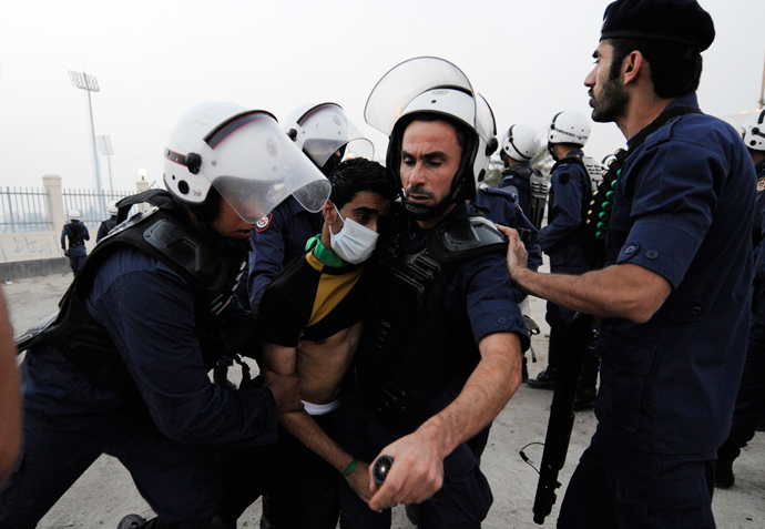 Riot police arrest an anti-government protester during clashes in the village of Daih, west of Manama, November 26, 2012 (Reuters / Stringer)