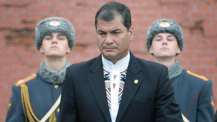 Ecuador's President Rafael Correa takes part in a wreath laying ceremony at the Tomb of the Unknown Soldier in Moscow on October 29, 2013 (AFP Photo / Alexander Nemenov)