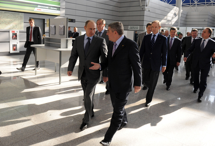 Russian President Vladimir Putin (L) and International Olympic Committee President Thomas Bach before getting on Lastochka aeroexpress train at Sochi airport (RIA Novosti / Michael Klimentyev)