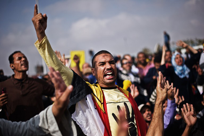 Muslim Brotherhood and supporters of ousted president Mohammed Morsi shout slogans in his support outside the Police Academy whire his trial is taking place on November 4, 2013, in Cairo. (AFP Photo / Gianluigi Guercia)