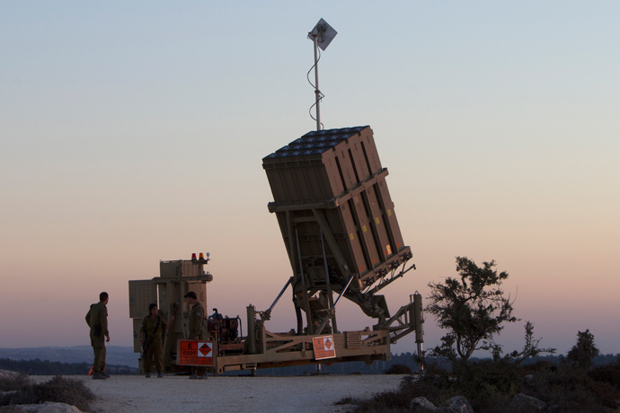 Israeli soldiers stand near an "Iron Dome" battery (AFP Photo / Ahmad Gharabli)