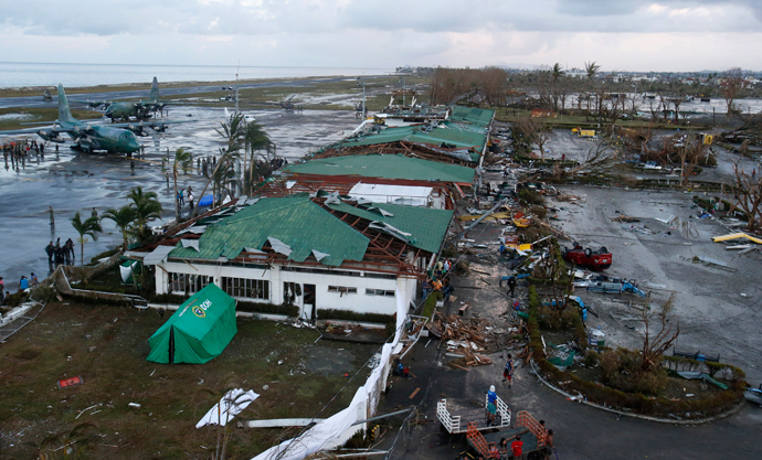 Philippine military C130 cargo planes (L) ferrying supplies park at the tarmac outside an airport after super Typhoon Haiyan battered Tacloban city in central Philippines November 9, 2013 (Reuters / Erik De Castro)