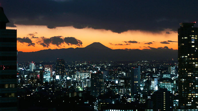 5.5 magnitude earthquake shakes Tokyo, halts trains