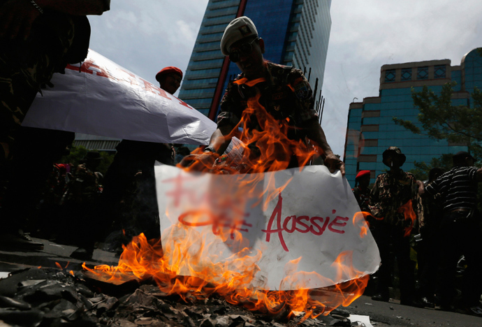 A protester burns a placard during a demonstration in front of the Australian embassy in Jakarta, November 21, 2013. (Reuters / Beawiharta)