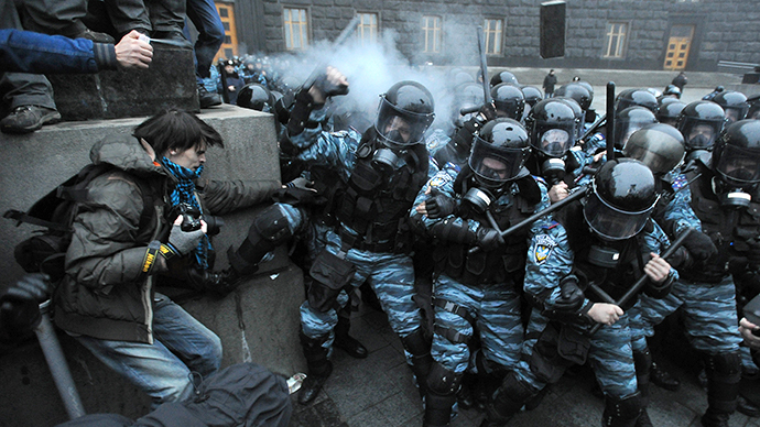 Protesters and riot police clash in front of the Cabinet of Ministers of Ukraine during a rally in Kiev on November 24, 2013. (RIA Novosti / Alexei Furman)