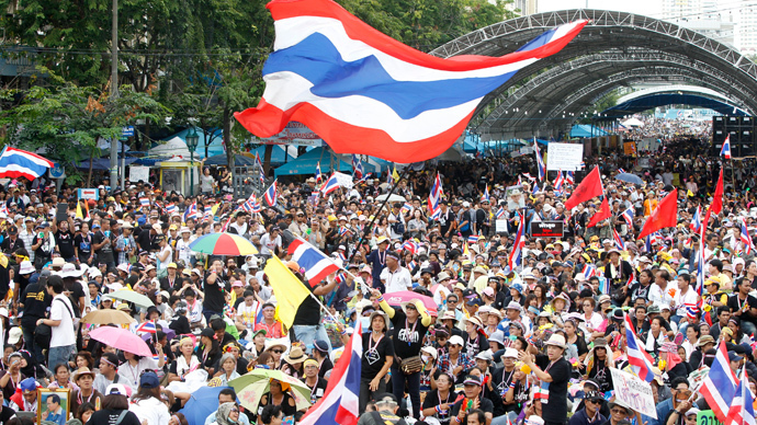 Anti-government protesters gather to demonstrate against the government-backed amnesty bill at the Democracy monument in central Bangkok November 24, 2013. (Reuters / Chaiwat Subprasom)