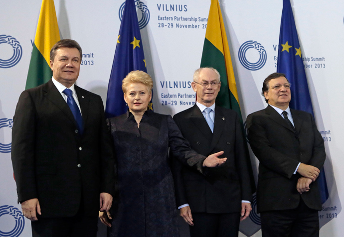 Ukrainian President Viktor Yanukovich is welcomed by Lithuanian President Dalia Grybauskaite, European Council President Herman van Rompuy and European Commission President Jose Manuel Barroso (L-R) at the EU Eastern Partnership summit in Vilnius November 29, 2013 (Reuters / Ints Kalnins)