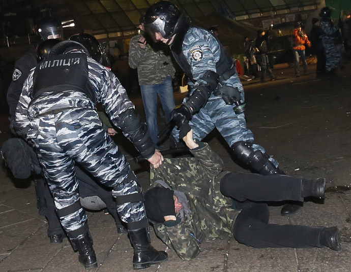 Anti riot police officers arrest protesters on Independence Square in Kiev early morning on November 30, 2013. (AFP Photo)