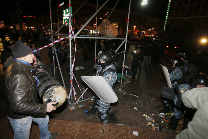 Protesters clash with Anti riot police officers on Independence Square in Kiev early morning on November 30, 2013. (AFP Photo)