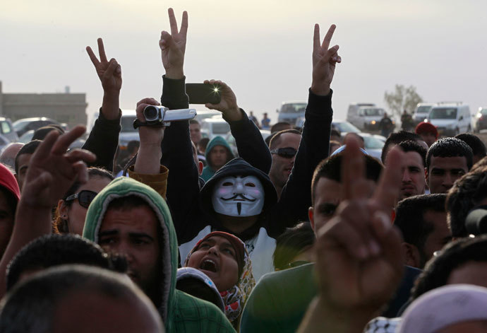Bedouin men gesture during a demonstration showing solidarity with Bedouin Arabs who are against a government displacement plan for Bedouins in the Southern Negev desert in the village of Hura in southern Israel November 30, 2013.(Reuters / Baz Ratner)