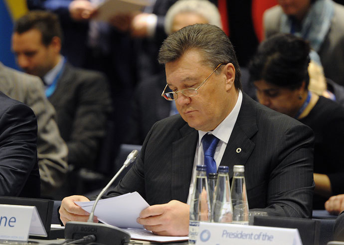 Ukrainian President Viktor Yanukovich reads his notes before the plenary session of the European Union's Eastern Partnership summit on November 29, 2013 in Vilnius, Lithuania.(AFP Photo / Alain Jocard)