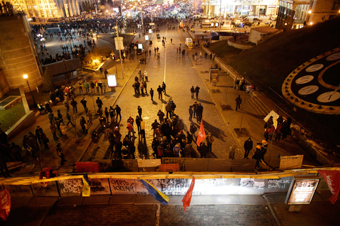 Protesters supporting EU integration stand behind a barricade on a street next to Independence Square in Kiev December 2, 2013. (Reuters / Stoyan Nenov)