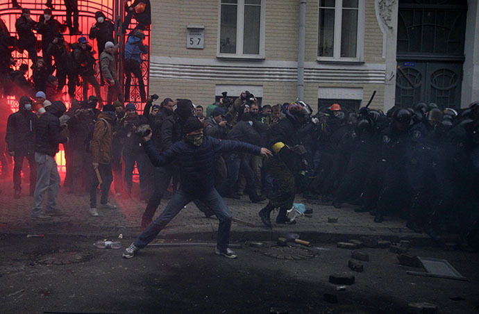 Protesters try to break through police lines near the presidential administration building during a rally held by supporters of EU integration in Kiev, December 1, 2013. (Reuters / Stoyan Nenov)