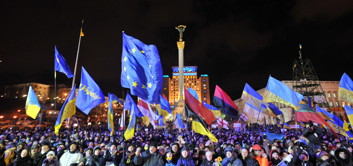 People shout slogans and wave Ukrainian and European Union flags during an opposition rally at Independence Square in Kiev on December 2, 2013. (AFP Photo / Genya Savilov)