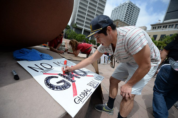 Demonstrator Jorge Diaz makes a sign before a protest against chemical giant Monsanto in Los Angeles, California (AFP Photo / Robyn Beck)