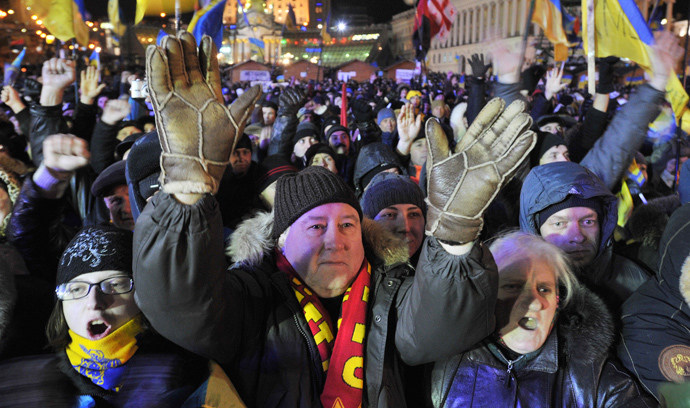 People shout slogans and wave flags of Ukraine and the European Union on December 2, 2013 during an opposition protest on Independence Square in Kiev. (AFP Photo / Genya Savilov)
