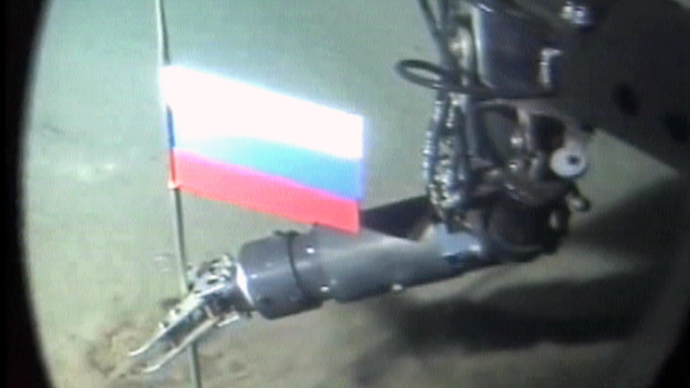 A Russian NTV channel grab taken 03 August 2007 shows a manipulator of the Mir-1 mini-submarine as it places a Russian state flag at the seabed of Arctic ocean at a depth of 4,261 meters (13,980 feet), 02 August 2007 (AFP Photo)