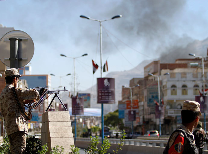 A soldier mans a machine gun along a road leading to the Defence Ministry's compound after an attack in Sanaa December 5, 2013.(Reuters / Mohamed al-Sayaghi)