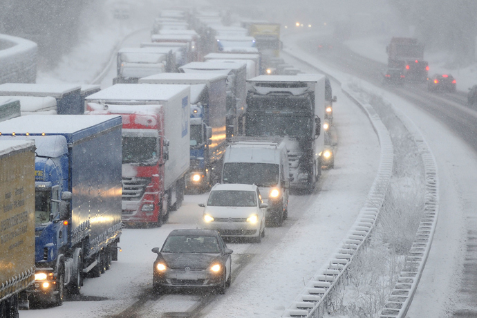 Cars stand in a traffic jam during heavy snow falls in Olpe, Germany, on December 6, 2013. (AFP Photo / DPA / Marius Becker / Germany out)
