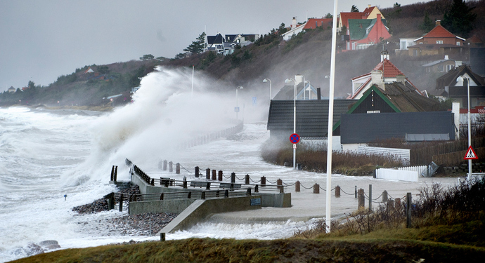 Waves hit the sea front on December 6, 2013 in Raageleje, north of Copenhagen, as storm Haver hits Denmark. (AFP Photo / Scanpix Denmark / Keld Navntoft / Denmark out)