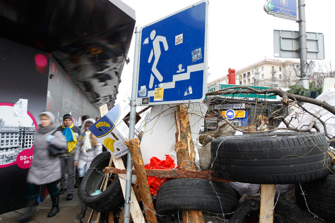 People pass by a barricade erected by Pro-European integration protestors in central Kiev, December 13, 2013 (Reuters / Vasily Fedosenko)