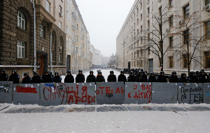 Interior Ministry personnel block a street in central Kiev, December 12, 2013. (Reuters / Alexander Demianchuk)