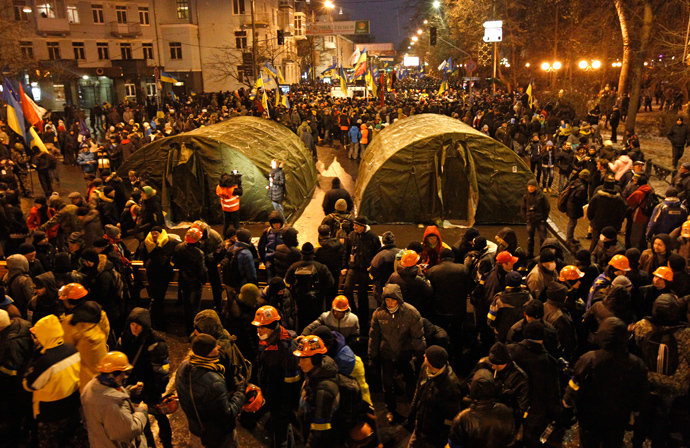 People attend a rally organized by supporters of EU integration in central Kiev, December 8, 2013. (Reuters / Vasily Fedosenko)
