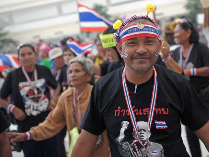 Thai anti government protesters dance as they rally at Government Complex in Bangkok on December 8, 2013 (AFP Photo / Pornchai Kittiwongsakul)
