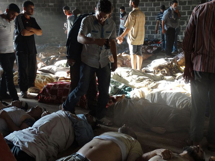 A handout image released by the Syrian opposition's Shaam News Network shows people inspecting bodies of children and adults laying on the ground as Syrian rebels claim they were killed in a toxic gas attack by pro-government forces in eastern Ghouta, on the outskirts of Damascus on August 21, 2013. (AFP Photo)