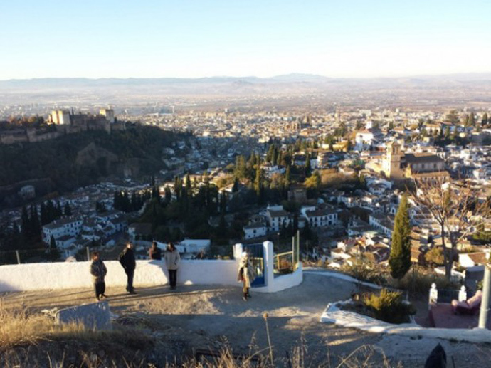 The caves are in a privileged location, which gives the best views of the city .Image from radiogranada.es