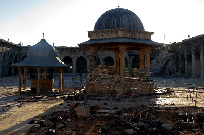 A picture taken on April 25, 2013 shows the rubble of the minaret (back-R) of Aleppo's ancient Umayyad mosque, in Syria's northern UNESCO-listed city, after it was blown up the previous day. (AFP Photo / Jalal Al-Halabi)