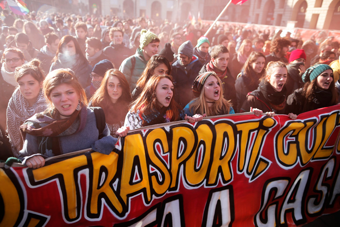 Students protest against the local government in downtown Turin on December 14, 2013. (AFP Photo / Marco Bertorello)