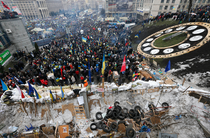 Pro-European intergration protesters stand behind a barricade at Independence Square in Kiev December 15, 2013. (Reuters / Alexander Demianchuk)