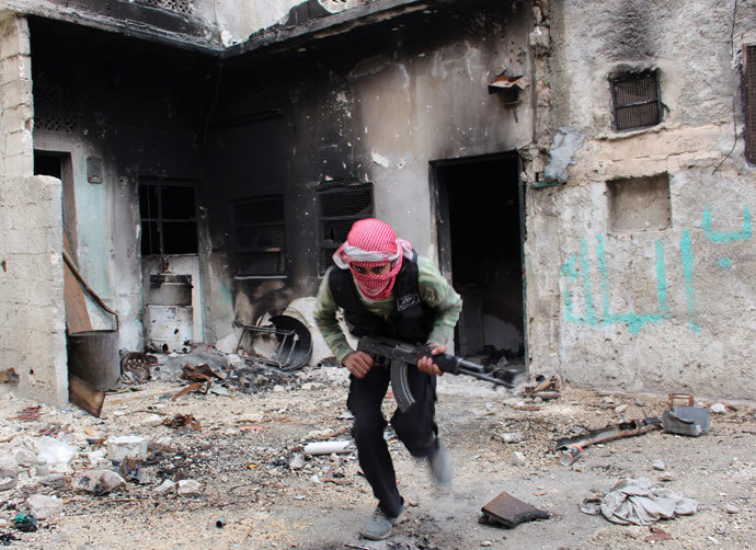A Free Syrian Army fighter runs to avoid snipers loyal to Syria's President Bashar al-Assad in old Aleppo (Reuters / Mahmoud Hebbo )