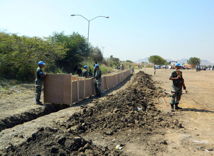 UN soldiers setting up registration booth ahead of the arrival of people seeking refuge in the UNMISS compound in Juba, on December 18, 2013.(AFP Photo / Military)
