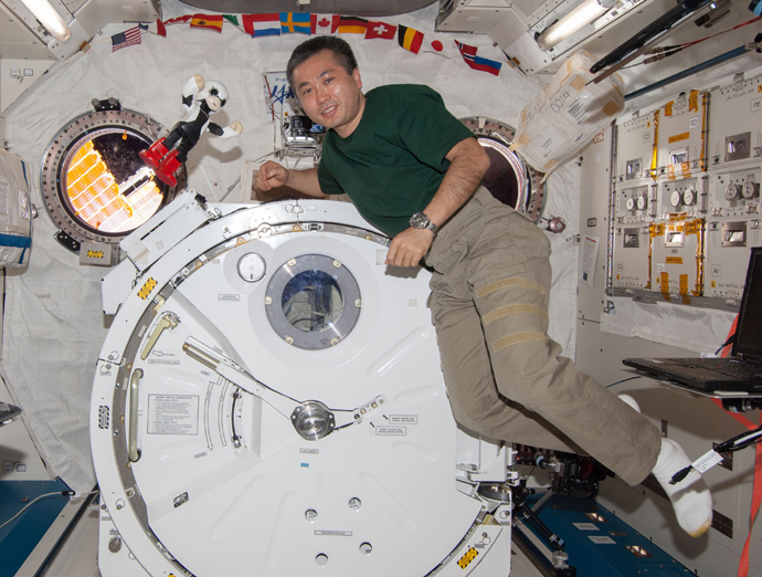 Japanese astronaut Koichi Wakata (L) smiling with the humanoid robot "Kirobo" (R) in the International Space Station (ISS) in space on December 20, 2013 (AFP Photo / KIBO Robot Project)